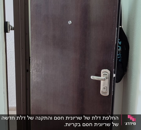 דלת עץ פתוחה עם ידית מתכת